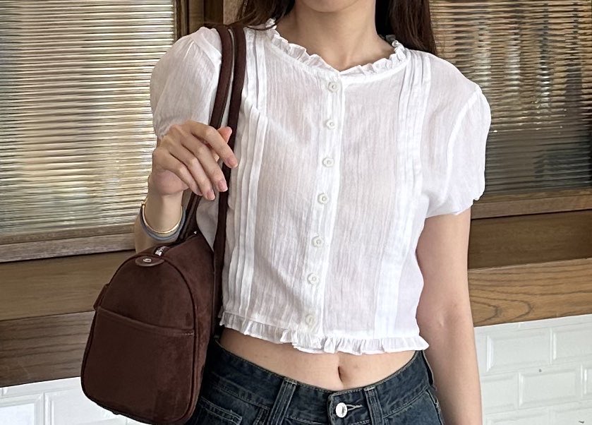 tamjaichunbkk's tweet photo. พวกเสื้อคอบัว แขนนตุ๊กตา แขนกระดิ้ง ใส่ออกมาแล้วน่ารักมาก ยิ่งตัวไหนมีดีเทลงานลูกไม้งาน-กระดุมสีๆ ยิ่งน่ารัก แมชกับอะไรก็สวย หลักร้อย แบรนด์ไทยทำถึงมาก https://t.co/2vdp6CmhQS