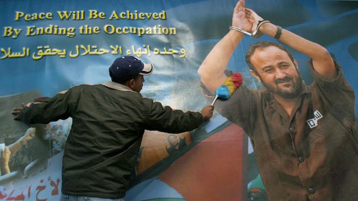 Els sondejos són clars: Marwan Barghouti guanyaria unes eleccions palestines amb ampli marge, amb fins al 50 % dels vots davant el 35 % de Hamas i menys del 15 % d’Abbas. Per això Israel el manté a la presó: és l’única figura capaç d’unir les faccions i dibuixar un futur polític