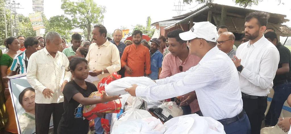আজ মাটিগাড়া ১নং গ্রাম পঞ্চায়েতের  কাওয়াখালির নিমতলাতে ভয়াবহ বন্যায় ক্ষতিগ্রস্ত মানুষদের হাতে শ্রদ্ধেয়া মুখ্যমন্ত্রীর পক্ষ থেকে পাঠানো ত্রাণসামগ্রী তুলে দেই এবং উক্ত এলাকার বর্তমান পরিস্থিতি সরেজমিনে পরিদর্শন করি।

উপস্থিত ছিলেন শিলিগুড়ি মহকুমা পরিষদের সভাধিপতি,চেয়ারম্যান
