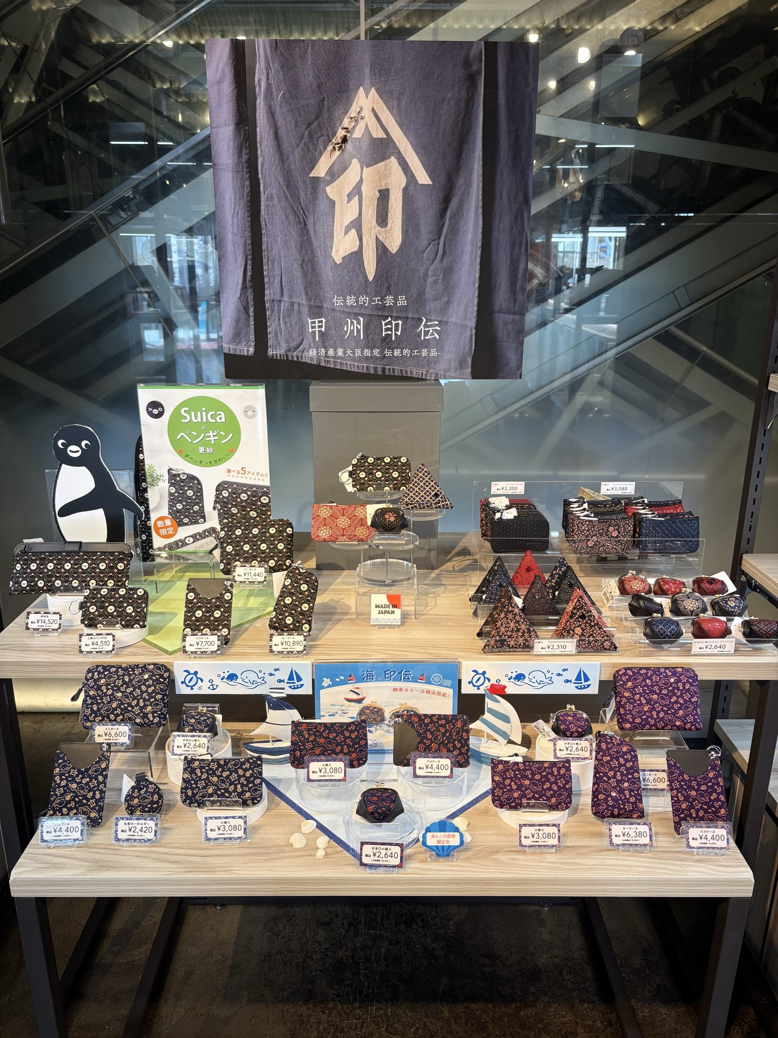 Suicaのペンギン印傳ミニポーチ（十色柄・黒革×白漆） | JIZAING×INDEN