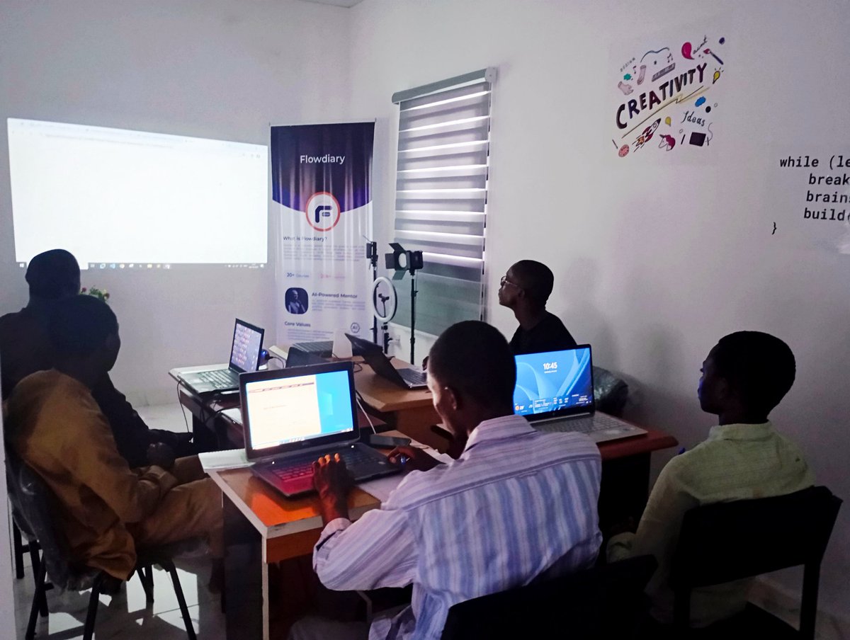 flowdiaryng's tweet image. 🖥️ Malam @YasinCoder delivering Full Stack Web Development lecture at Flowdiary Office.
📚💡 Being a professional designer, he wants to make sure that each learner becomes an expert too in the next few months.
📌 If you want to change your life, come to #FlowdiaryApp!