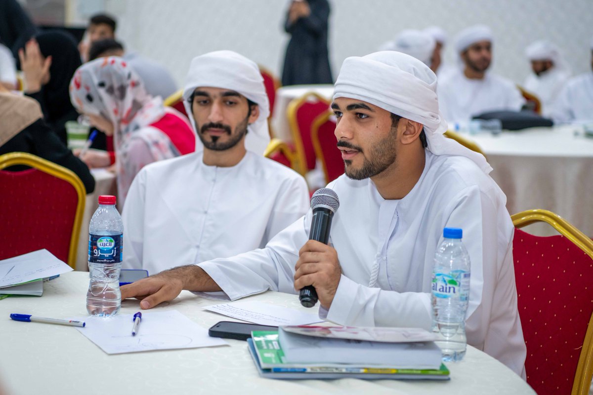 جانب من ورشة "التفريغ بالكتابة" التي نظمتها عمادة شؤون الطلبة في مقر الجامعة بأبوظبي، وقدمتها فاطمة القبيسي، مديرة دولية للعلاج بالفن.
هدفت الورشة إلى تعريف الطلبة بأسلوب الكتابة كوسيلة فعّالة للتعبير عن المشاعر، والتفريغ النفسي، وتعزيز الصحة الذهنية والرفاه الشخصي. كما شجّعتهم