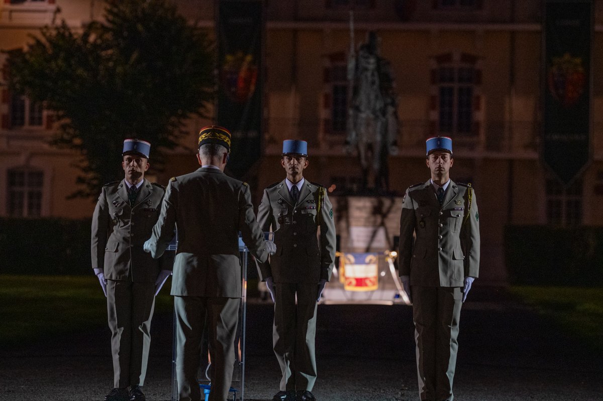Le 1er régiment de Chasseurs fête ses 374 ans ! 🇫🇷

Une cérémonie s'est tenue en présence du général Baudet, commandant les Écoles militaires de Saumur et l’École de cavalerie, pour célébrer l'histoire et les valeurs d'un régiment tourné vers l'avenir.
<a href="/armeedeterre/">Armée de Terre</a>