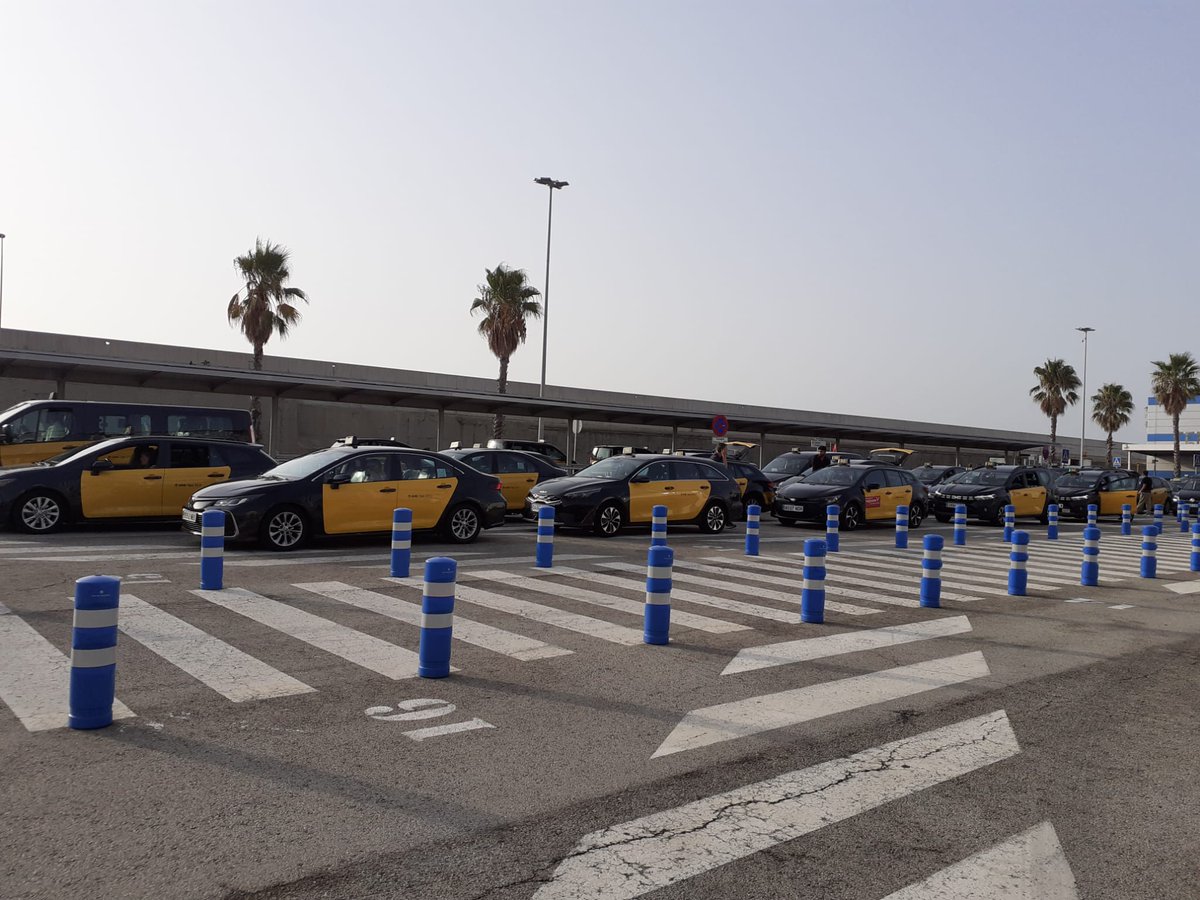 Quan m'he de desplaçar, escullo el mitjà de transport que em dona més tranquilitat= el #TaxiMetropolità 

💲 Té unes tarifes regulades. 
🪪 Els conductors tenen credencial professional.
🚕 Els taxis estan identificats amb un número de llicència.   

#EstimoelTaxi #AMB