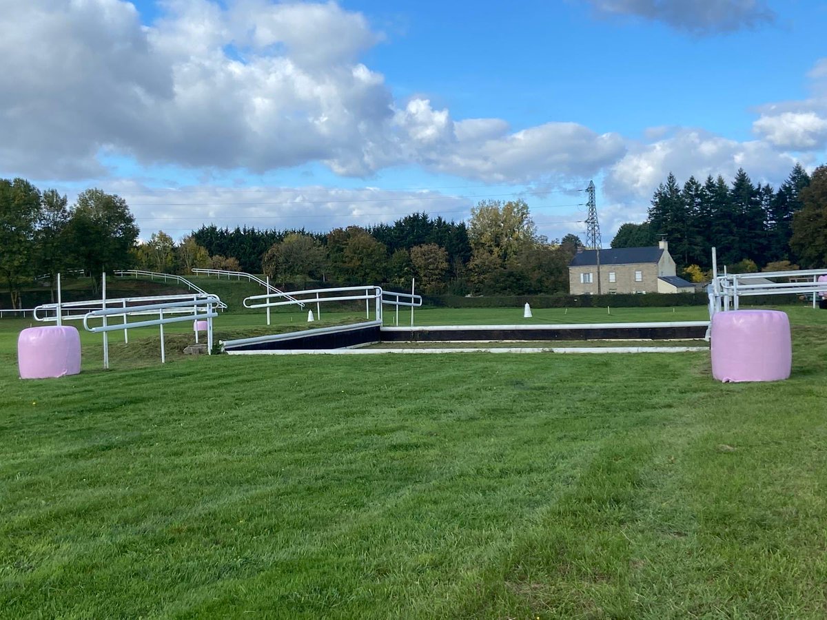 Poneys au Galop soutient Octobre Rose 🩷 Cross de Saint Pierre la Cour en cours de construction pour notre journée Point to Point dimanche 12 octobre ! 

#octobrerose #poneysaugalop #coursecross #ponyraces #octobre #octobrerose2025