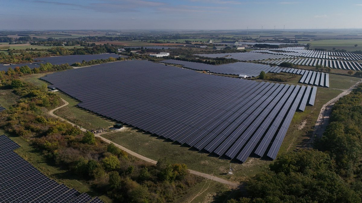 fmesnard's tweet image. Hier, 9 octobre,je representais Alain Rousset à l’inauguration de la 3 eme tranche du parc photovoltaïque de Fontenet construit par l’entreprise Bayware-Octopus avec la Semdas. Le site de Fontenet (17)fait partie des trois plus grands sites photovoltaiques de Nouvelle Aquitaine.