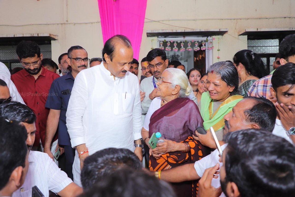 AjitPawarSpeaks's tweet photo. राष्ट्रवादी काँग्रेस परिवाराचे सदस्य श्री. रमेश खेडेकर यांच्या राहत्या घरी सदिच्छा भेट दिली आणि खेडेकर परिवारासोबत दुपारच्या स्नेहभोजनाचा आनंद घेतला. यावेळी खेडेकर परिवारानं मला दिलेलं प्रेम हे माझ्यासाठी अमूल्य आहे. मनापासून आभार मानतो.

📍पुणे 

#राष्ट्रवादी_परिवार_मिलन https://t.co/wY0qgI0hEl