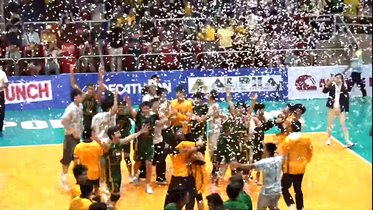chamFEUnTams's tweet image. Back-to-back ChamFEUns!🏆💚💛

#VLeague2025 Men's Finals: Game 3
🔰FEU 3 - DLSU🏹
[25-15, 25-22, 25-23]

FEU Tamaraws successfully defended their Golden Title as the #VLeaguePH Champions. It's a repeat against DLSU Green Spikers.

Congrats Piyu!🥇🤘
#BeBrave #GoldIsTheGoal