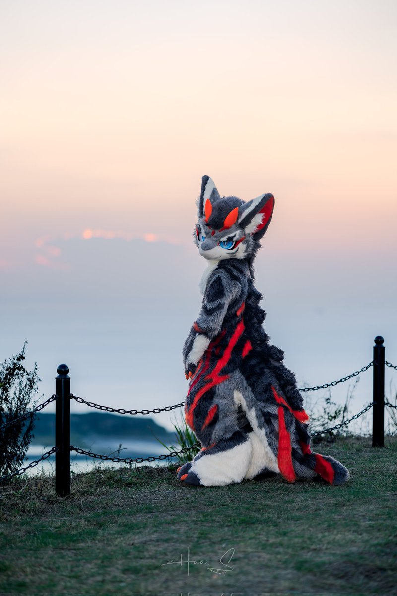 ……你知道我在等谁。

……You know whom I am waiting for.

#FursuitFriday

📷:<a href="/WenstLing/">Hua.S</a> 
🪡:<a href="/ErqingZ/">二青瓜</a>