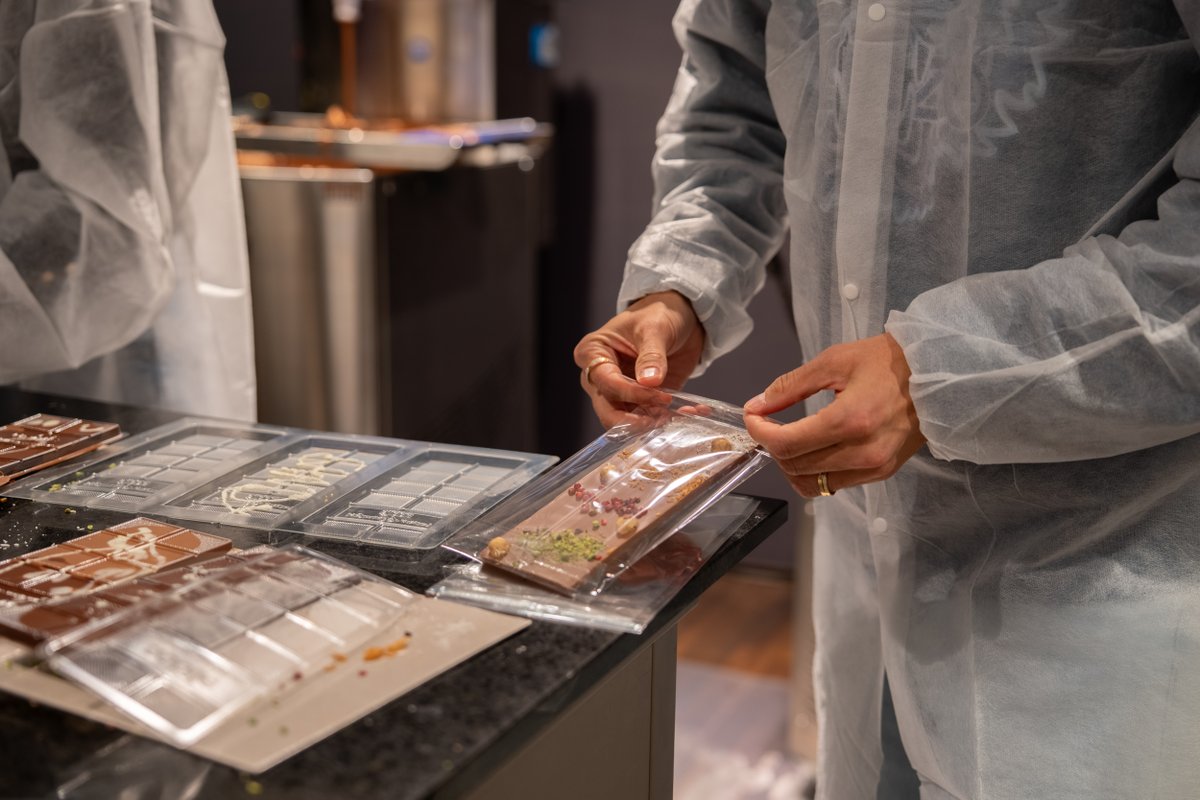 _IBWD's tweet image. Still dreaming of that heavenly chocolate from our workshop at #CasaNobile🍫 From rich cocoa aromas to hand-crafted chocolate bars, it was a true celebration of Swiss chocolate tradition🇨🇭
#Bern #chocolatelover #SwissExperience