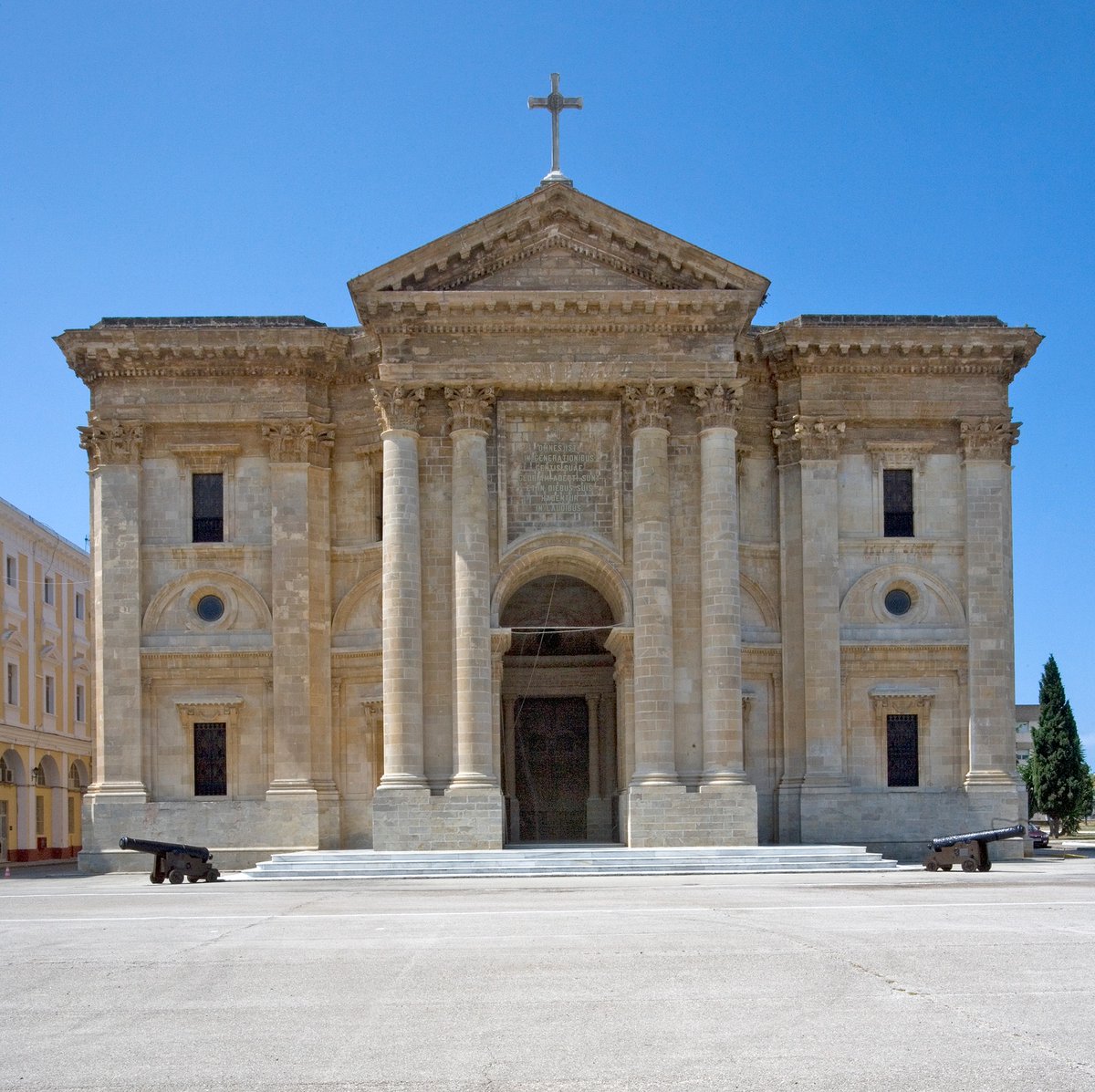 Tal día como hoy en 1850 se tomó la decisión por Real Orden, que la Iglesia de la Purísima Concepción se utilizará como Panteón de Marinos Ilustres ya que en un principio la construcción del edificio estaba destinada a parroquia de la nueva población de San Carlos.⚓️