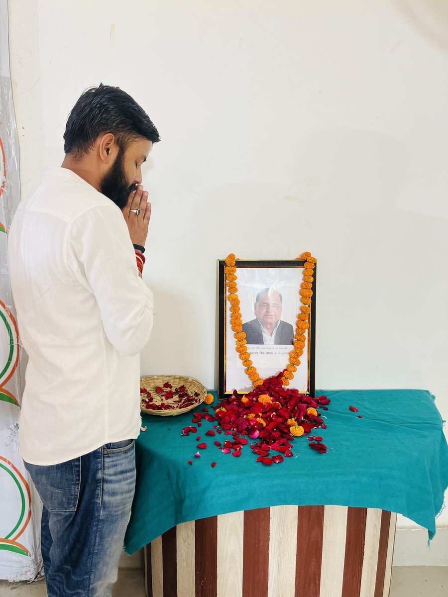 aryanmishra888's tweet image. श्रद्धेय नेता आदरणीय #मुलायम_सिंह_यादव जी अमर रहे 🙏💐

प्रदेश कांग्रेस कार्यालय 📍

#मुलायम_सिंह_यादव 

@yadavakhilesh