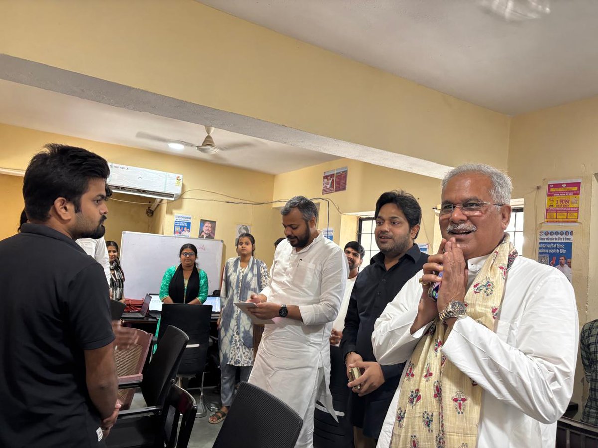 bhupeshbaghel's tweet image. आज पटना में बिहार विधानसभा चुनाव के लिए बने प्रदेश कांग्रेस &apos;वॉर रूम&apos; में पहुंच कर चुनाव की तैयारियों के संबंध में जारी कामों की जानकारी ली तथा वॉर रूम के ऊर्जावान साथियों के साथ मुलाकात की.