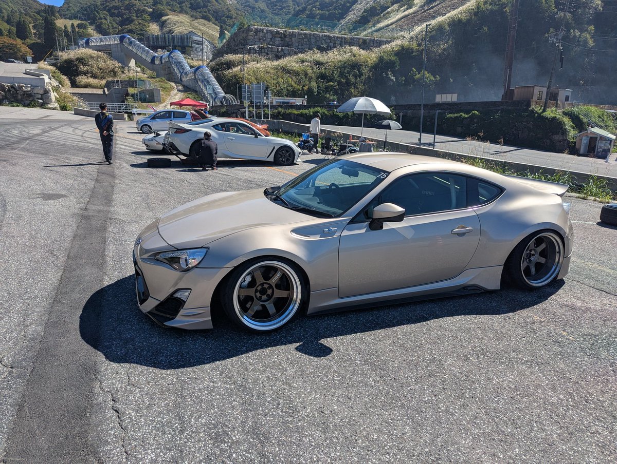 vr2fxa5's tweet image. 奥伊吹行ったけどエンジン吹けなくてドリフトできんかった😭
zn8運転させてもらったけど速すぎてびびった