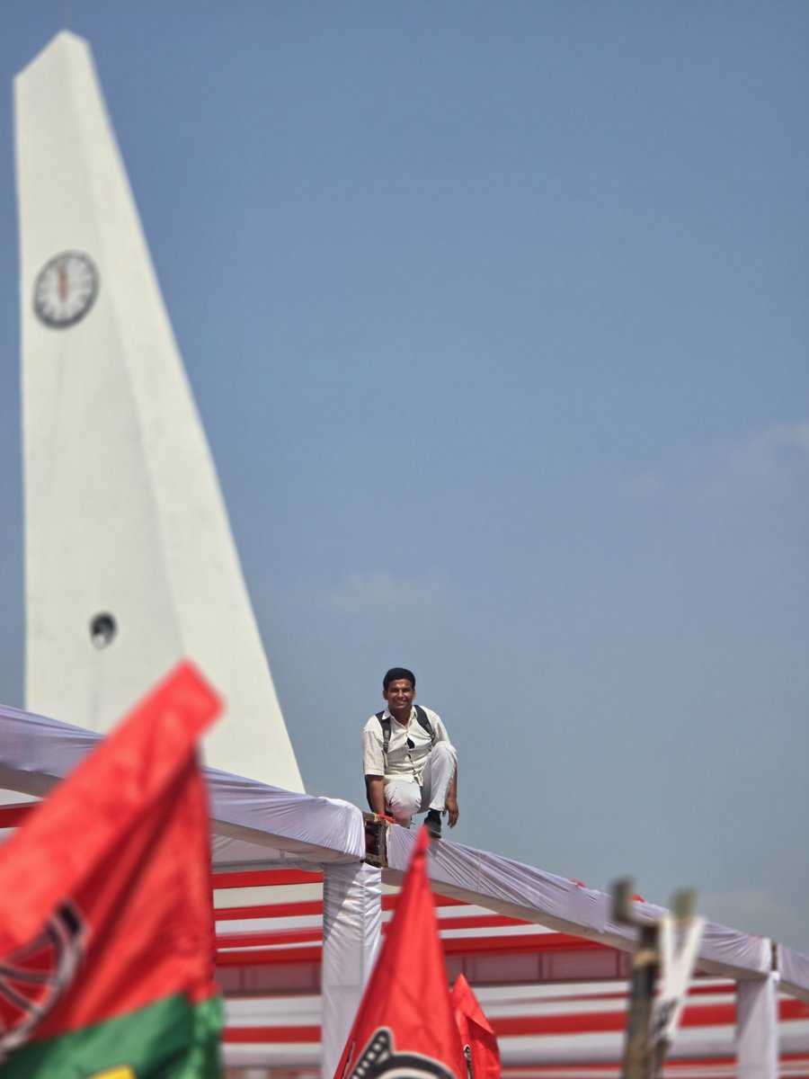 ऐसी दीवानगी और किसी नेता के लिए देखने को कहां मिलेगी!

तस्वीर सैफई से अखिलेश यादव जी के कार्यक्रम की है।