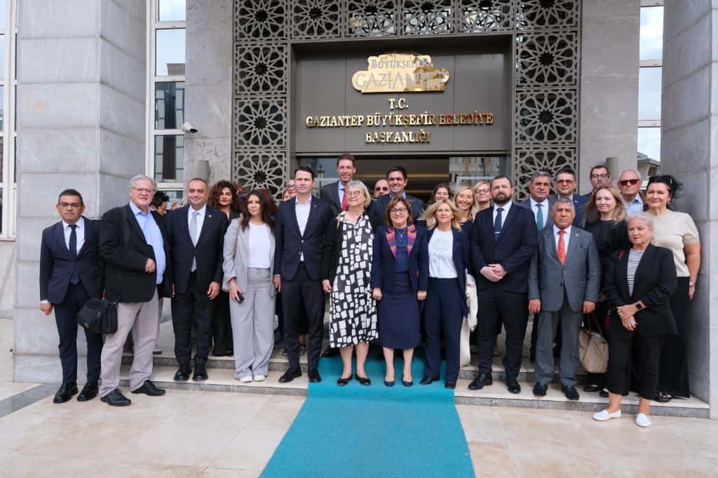 Tebrikler Gaziantep — 2025 Avrupa Ödülü’nün sahibi!
Dayanıklılığı, açıklığı ve dayanışmasıyla Avrupa değerlerini her gün yaşatan bir şehir.

“Gaziantep, Avrupa ruhunun insana ve ortak refaha yatırım yapan her şehirde yaşadığını gösteriyor.”
— Maslahatgüzar Jurgis Vilčinskas
🇪🇺🇹🇷