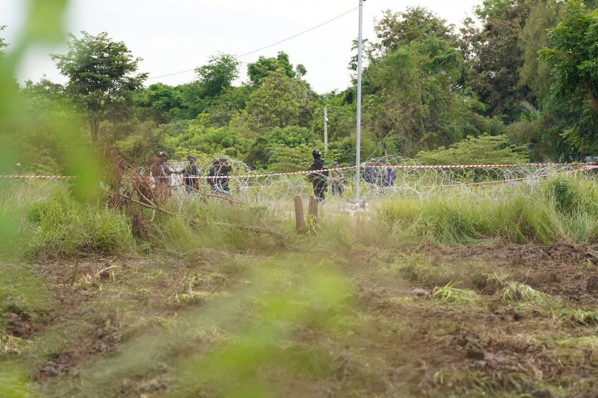 phnompenhpost's tweet photo. Breaking: Although Cambodians have lived peacefully on the land for generations, the Thai military has begun bulldozing Cambodian villagers’ rice fields in Banteay Meanchey province’s Prey Chan village.

Hundreds of Thai soldiers and villagers are arriving at the scene, where an armoured bulldozer is clearing land where the Thais earlier laid razor wire barricades.