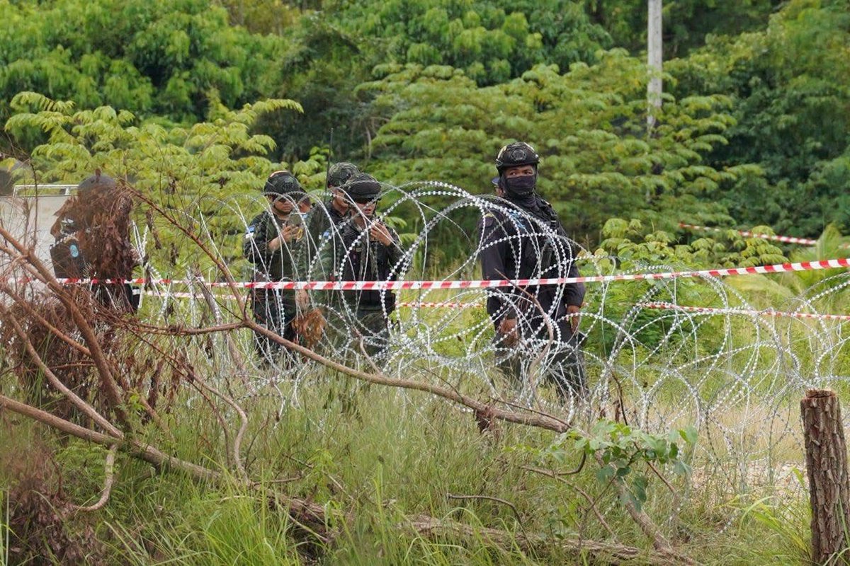 phnompenhpost's tweet photo. Breaking: Although Cambodians have lived peacefully on the land for generations, the Thai military has begun bulldozing Cambodian villagers’ rice fields in Banteay Meanchey province’s Prey Chan village.

Hundreds of Thai soldiers and villagers are arriving at the scene, where an armoured bulldozer is clearing land where the Thais earlier laid razor wire barricades.