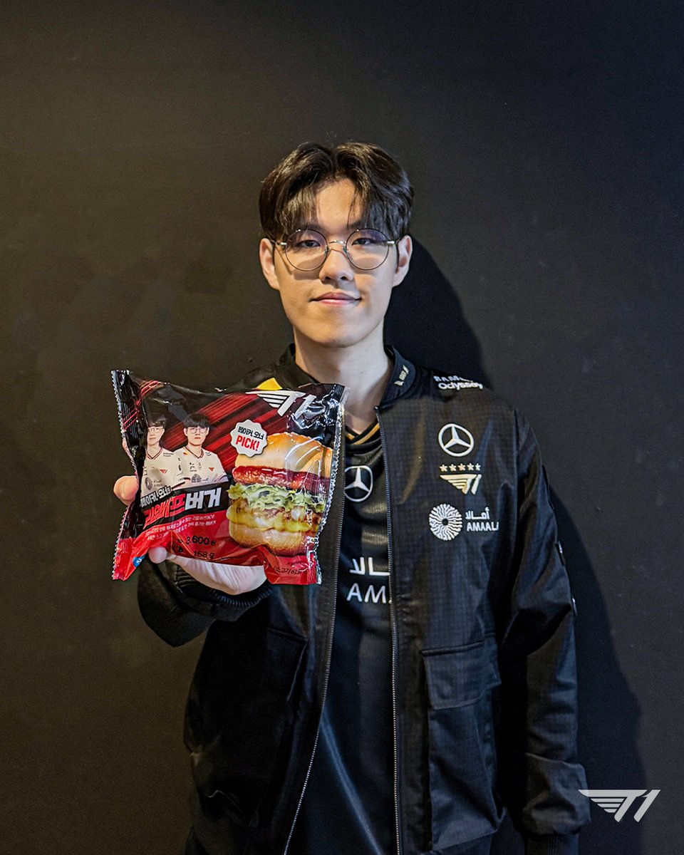 T1LoL's tweet image. Worlds 2025, T1의 첫 경기 D-4

CU 콜라보 제품과 함께 월즈 응원 모드 ON!🔥
이번 신제품 중 여러분의 최애 상품은 무엇인가요?Worlds cheering mode fueled up with CU’s latest snacks: ON!🔥
Which new snack is your favorite?

#TogetherAs1 #T1atWorlds2025 #CU #씨유 #씨유편의점