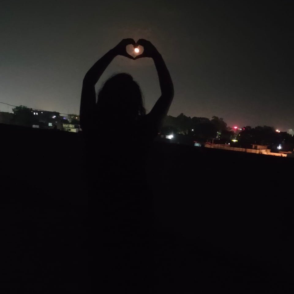 ayushimishra_07's tweet image. #NewProfilePic
चाँदनी रात प्रत्येक स्त्री के 
हिस्से आती है पर ,
चौथ का चाँद नहीं  ।

-आयुषी मिश्रा