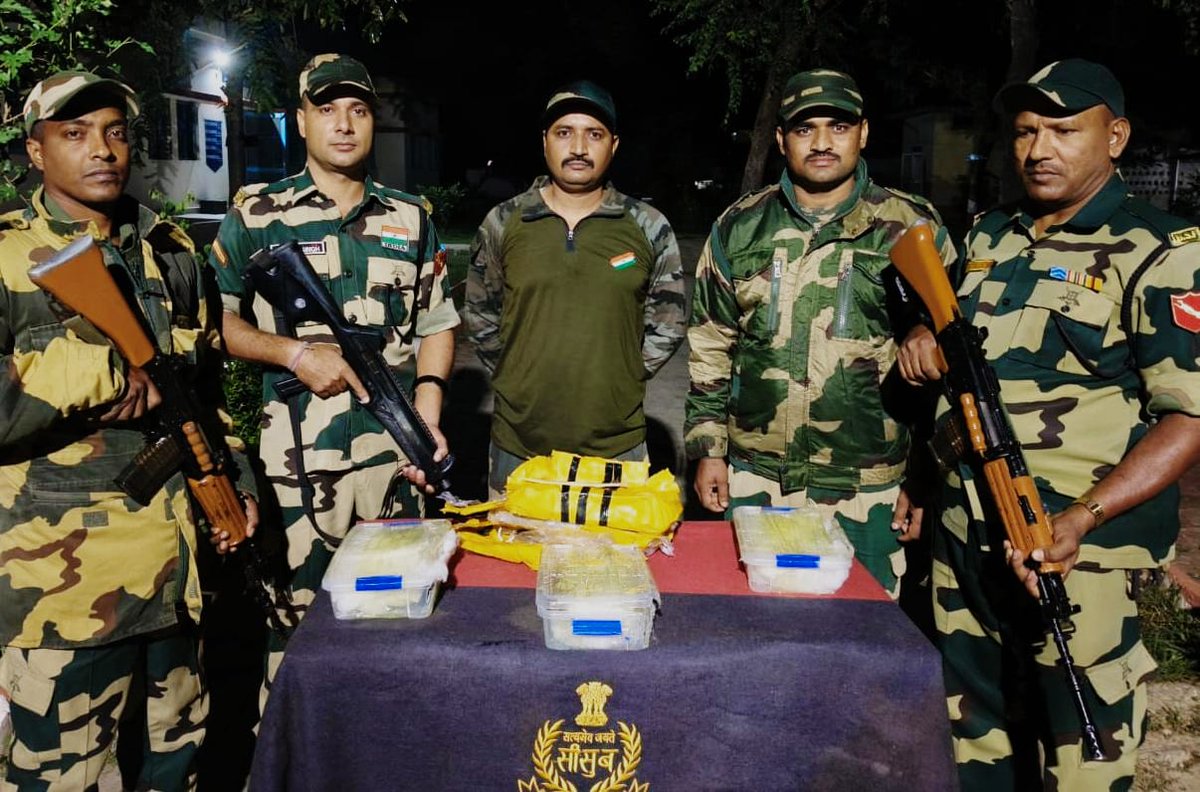 𝐁𝐒𝐅 𝐒𝐞𝐢𝐳𝐞𝐬 𝐇𝐮𝐠𝐞 𝐍𝐚𝐫𝐜𝐨𝐭𝐢𝐜𝐬 𝐂𝐨𝐧𝐬𝐢𝐠𝐧𝐦𝐞𝐧𝐭, 𝐀𝐦𝐦𝐮𝐧𝐢𝐭𝐢𝐨𝐧 𝐢𝐧 𝐏𝐮𝐧𝐣𝐚𝐛

Alert BSF troops, in two major Ops within 24 hours, foiled cross-border narco-terror plots on the Punjab border. 

▪️Acting on a drone alert near Bhaini Rajputana, BSF