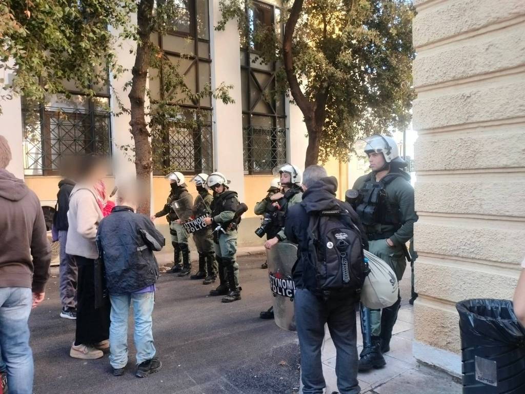 Οι αστυνομικές δυνάμεις απέκοψαν το κτήριο 9 από το σώμα της συγκέντρωσης αλληλεγγύης στους συλληφθέντες της πορείας της 7ης Οκτώβρη

Οι συλληφθείσες/εντες έχουν μεταχθεί στα δικαστήρια και #τώρα ο κλοιός έχει ανοίξει

#antireport #FreePalestine