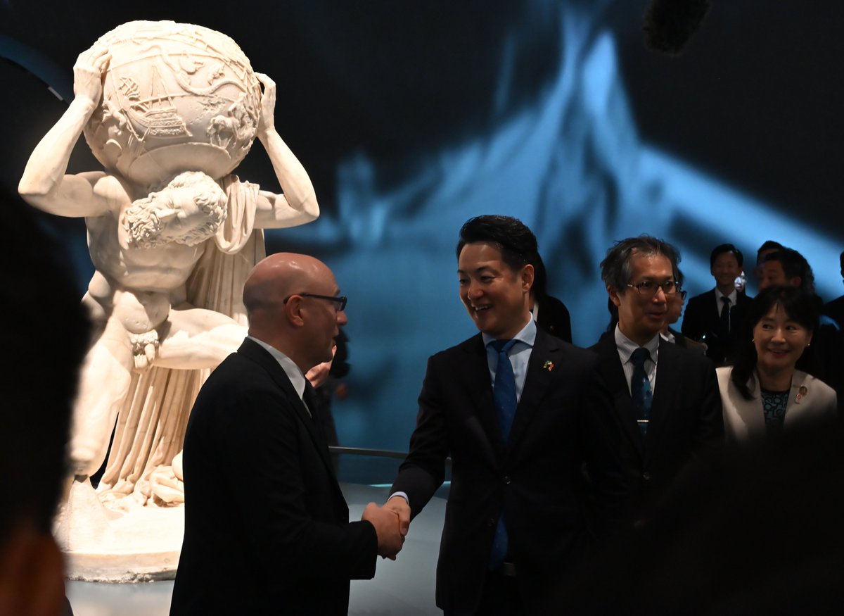 italia_expo_ten's tweet image. ＼万博・イタリア館で記者発表をおこないました👏／
　　　　　　＃イタリア館の至宝展

「2025 大阪・関西万博」イタリア政府代表
#マリオ・ヴァッターニ　さんと大阪市の #横山市長 が「ファルネーゼのアトラス」の前でパチリ📷…