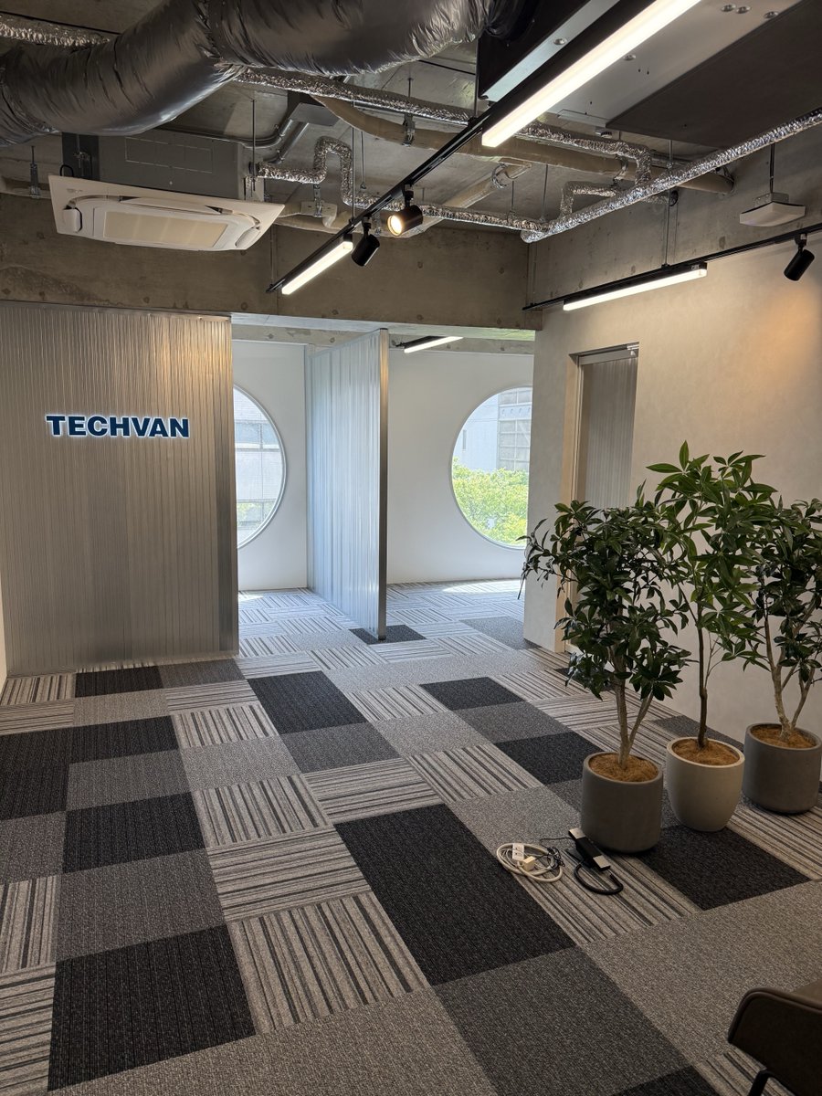 TECHVAN_tokai's tweet image. 福岡事業所のご紹介です！祇園駅から徒歩1分の好立地にあり、モダンな雰囲気のオフィスです🏢フリーアドレスを採用しており、気分に合わせて好きな席でお仕事ができます😊#IT #しずおカンパニー #福岡オフィス