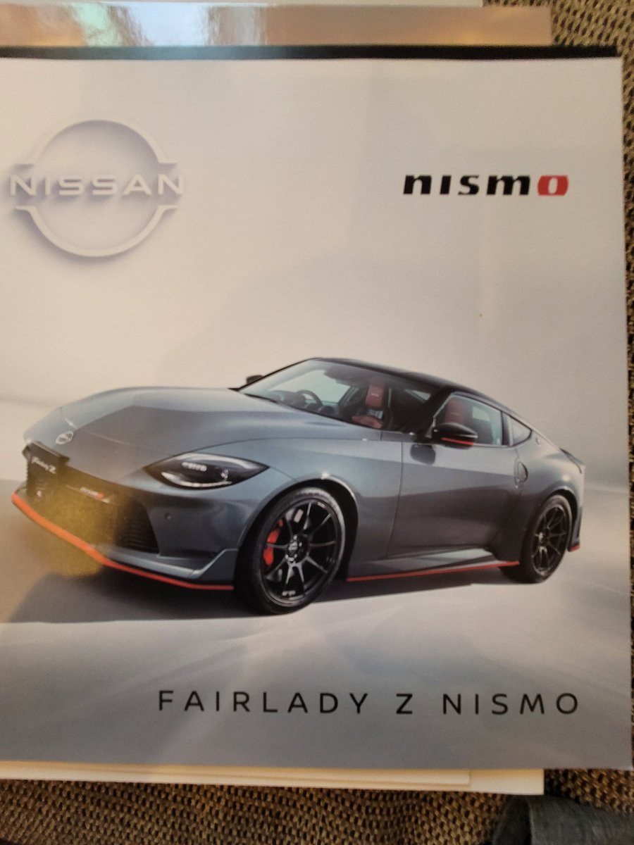 フェアレディZにしようと自分で検討して日産に電話したら今日たまたま試乗車がくるとのことで持ってきてくれました。見積り見せてもらったけど今NISMOを受付再開してるしリセール考えたらこれは？と言われ心揺れている、終がNISMOは良いかも
前と車内装一緒には笑った視界最悪
#フェアレディZ