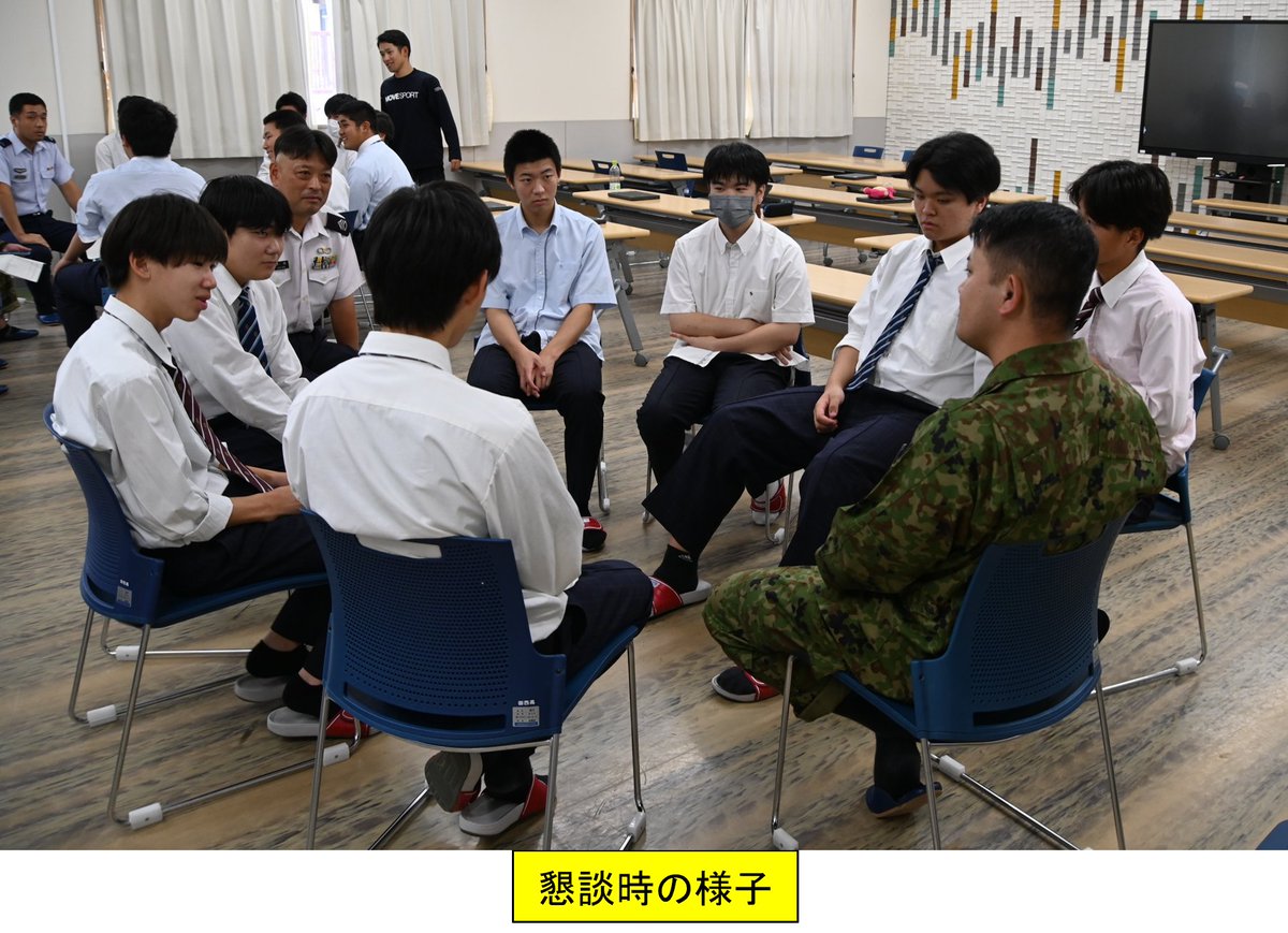 fasu_fsb's tweet photo. 令和７年１０月９日（木）、 #特科教導隊 は、 #自衛隊静岡地方協力本部 が、 #御殿場西高等学校 において実施した制度説明会に参加しました。募集対象者や学校関係者に、自衛官になった経緯、仕事のやり甲斐等を説明し、自衛隊という職業に、興味を持ってもらうことができました。 https://t.co/K7Hj2OFmey