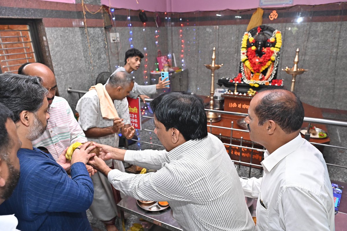 viraj_gudekar's tweet photo. सिंधुदुर्ग जिल्ह्यातील बांदा,खामदेव येथे शिवसेना पदाधिकारी व कार्यकर्त्यांच्या वतीने उत्साहपूर्ण स्वागत करण्यात आले

यावेळी शिवसेना आमदार @meNeeleshNRane साहेब यांनी संकष्टी चतुर्थीच्या शुभप्रसंगी इन्सुली येथील सुप्रसिद्ध श्री गणेश मंदिरात जाऊन गणरायाच्या चरणी मनोभावे दर्शन घेतले https://t.co/Dzz3DB792w