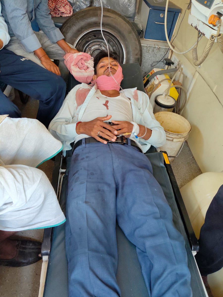 stet_bihar's tweet photo. एक छात्र द्वारा शिक्षक पर जानलेवा हमला।
💔 *अत्यंत पीड़ादायक एवं चिंतनीय घटना* 💔

हम सभी के सम्मानित साथी, BPSC TRE-1 चयनित गणित विषय के शिक्षक *श्री सुदामा जी (खखड़ा, औरंगाबाद)* पर एक छात्र द्वारा हुए *जानलेवा हमले* की खबर अत्यंत दुखद और विचलित करने वाली है।

प्रशिक्षण में व्यस्त होने के बावजूद, हम अपनी टीम के साथ तत्काल प्रशिक्षण स्थल से निकलकर *सदर अस्पताल, औरंगाबाद* पहुँचे और हर संभव सहयोग व प्रयास किया। किंतु स्थिति की गंभीरता को देखते हुए उन्हें *पटना रेफर* कर दिया गया है।

यह केवल सुदामा जी पर हमला नहीं है, बल्कि *पूरे शिक्षक समाज की गरिमा पर प्रहार* है।
आज यह घटना हमारे एक साथी के साथ घटी है, *कल यह किसी के साथ भी हो सकती है* — यही सबसे बड़ी चिंता है।

अब समय आ गया है कि हम सभी *अपने आत्मसम्मान और सुरक्षा* के लिए एकजुट होकर सख्त से सख्त कदम उठाएँ।
हम सभी शिक्षक साथ मिलकर हर वह पहल करेंगे जो इस अन्याय के विरुद्ध आवश्यक होगी।
*हम सुदामा जी के साथ हैं, दिल से — समर्पण और संवेदना के साथ।*
ईश्वर से प्रार्थना है कि वे शीघ्र स्वस्थ हों। 🙏

*संदेश:*
आज इस विकट घड़ी में, आइए हम सभी अपने साथी शिक्षक के साथ *मजबूती, संवेदना और एकता* के साथ खड़े हों।

यह सिर्फ एक व्यक्ति की लड़ाई नहीं, बल्कि *शिक्षक समाज के आत्मसम्मान* की लड़ाई है।
#JusticeForSudama #TeacherUnity
##RespectForTeachers
@BiharEducation_ 
@NitishKumar 
@police_aurangab