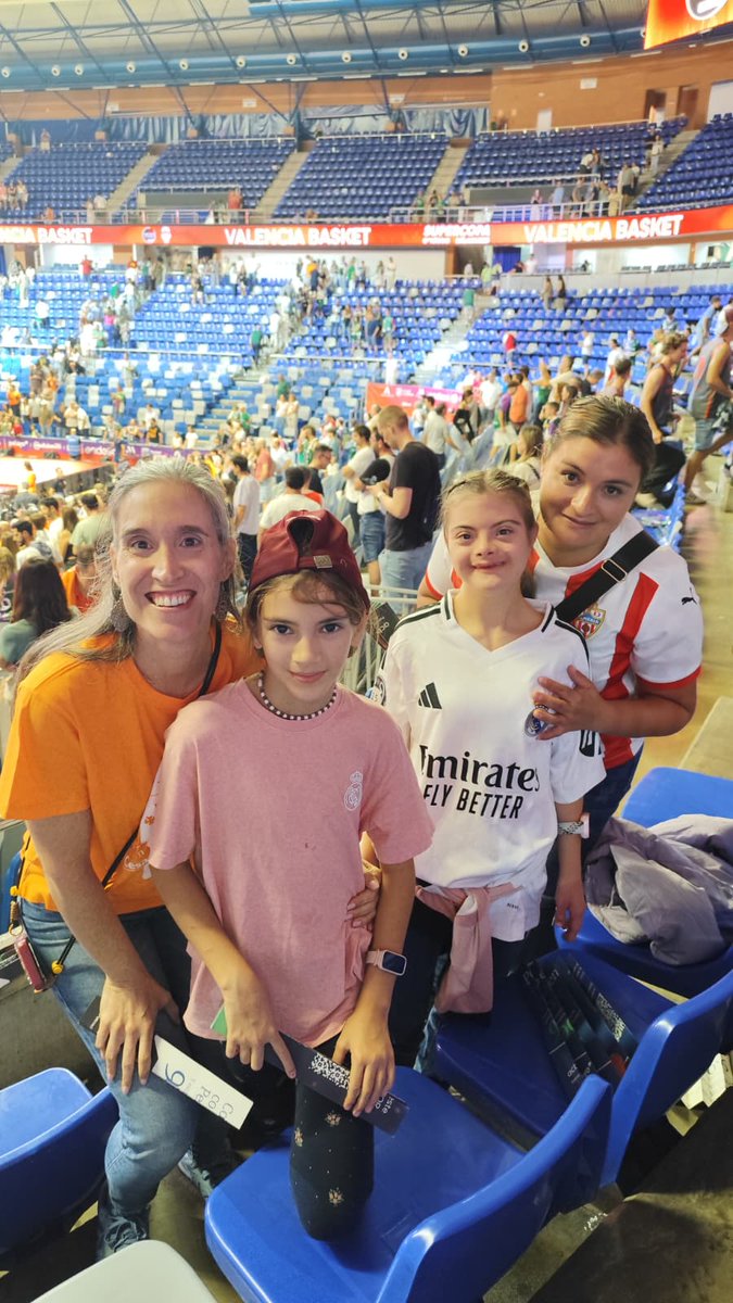 Hace unos días, volvimos a ver a una familia que formó parte de nuestro hogar cuando más lo necesitaban. ¡Que alegría! 🤩🤗
Verlos avanzar y compartir su felicidad con nosotros nos llena el 🧡
En la FCS somos una gran familia 🫂 

#ReencuentrosBonitos #Familias #Acompañiento #Fcs