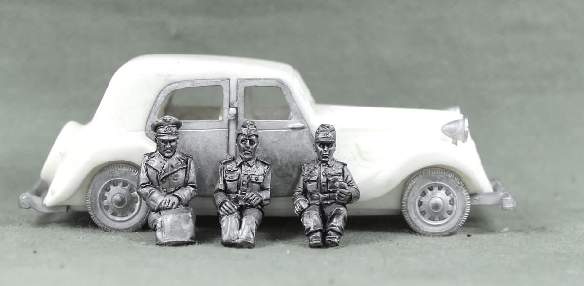 PaulHic80466580's tweet image. Generalmajor der Infanterie Friedrich Kussin commander of the Arnhem district 
A five figure set. Kussin, driver Gefreiter Jozef Willeke and aide Unteroffizier (NCO) Max Koster and Citroen.!

Hickstarter coming end of October! 

#chainofcommand #boltaction