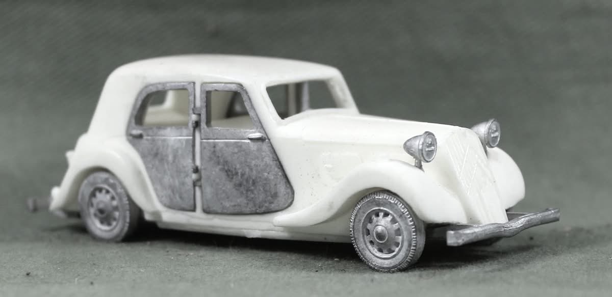 PaulHic80466580's tweet image. Generalmajor der Infanterie Friedrich Kussin commander of the Arnhem district 
A five figure set. Kussin, driver Gefreiter Jozef Willeke and aide Unteroffizier (NCO) Max Koster and Citroen.!

Hickstarter coming end of October! 

#chainofcommand #boltaction