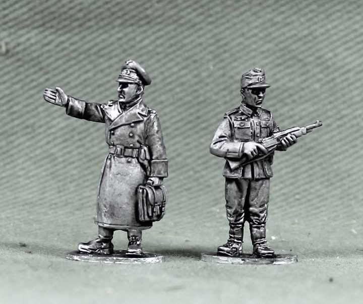 PaulHic80466580's tweet image. Generalmajor der Infanterie Friedrich Kussin commander of the Arnhem district 
A five figure set. Kussin, driver Gefreiter Jozef Willeke and aide Unteroffizier (NCO) Max Koster and Citroen.!

Hickstarter coming end of October! 

#chainofcommand #boltaction