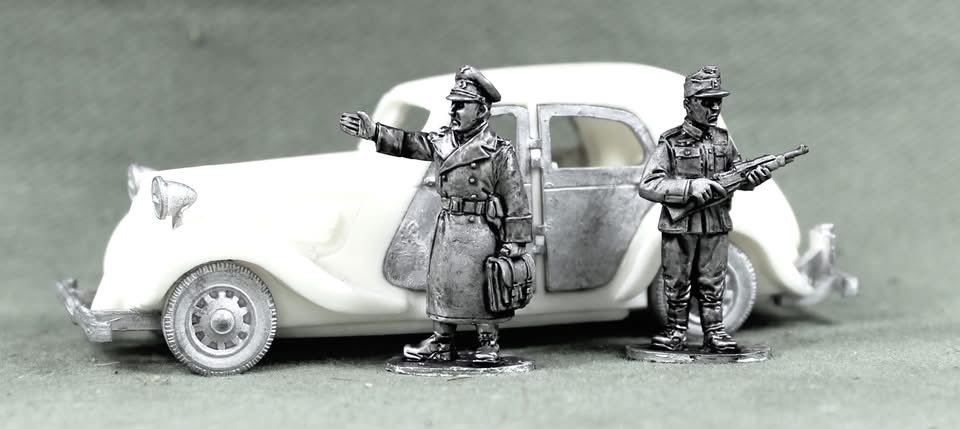 PaulHic80466580's tweet image. Generalmajor der Infanterie Friedrich Kussin commander of the Arnhem district 
A five figure set. Kussin, driver Gefreiter Jozef Willeke and aide Unteroffizier (NCO) Max Koster and Citroen.!

Hickstarter coming end of October! 

#chainofcommand #boltaction