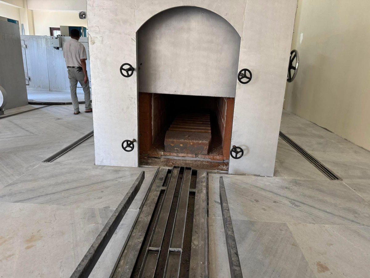 सघन शहरी तथा भवन निर्माण आयोजना कार्यालयद्वारा भरतपुर-१ देबघाटक्षेत्रमा निर्माण सम्पन्न भएको विधुतिय शवदाहगृह तथा बस पार्क लगायतका योजनाहरू महानगरपालिकालाई हस्तान्तरण कार्य आज सम्पन्न।२०८२/६/२४