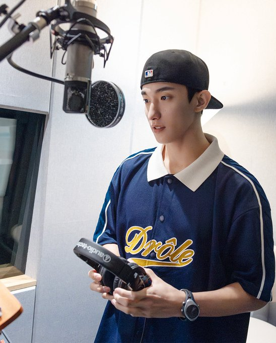 dkzones's tweet photo. see the world behind #DK #도겸 https://t.co/Sl4IUwyCNN