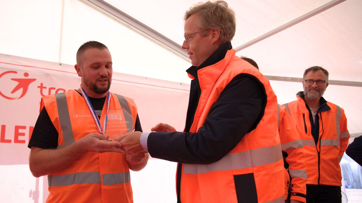 TransdevIDF's tweet image. 🏆Bravo à notre agent de maintenance de @Fbleau_IDFM qui s&apos;est classé à la 1ère place de la finale France du challenge métiers de @TransdevFR organisée à l&apos;aérodrome de Coulommiers dans le @Departement77
Il a réussi avec brio l&apos;épreuve de recherche de panne sur un véhicule🚍