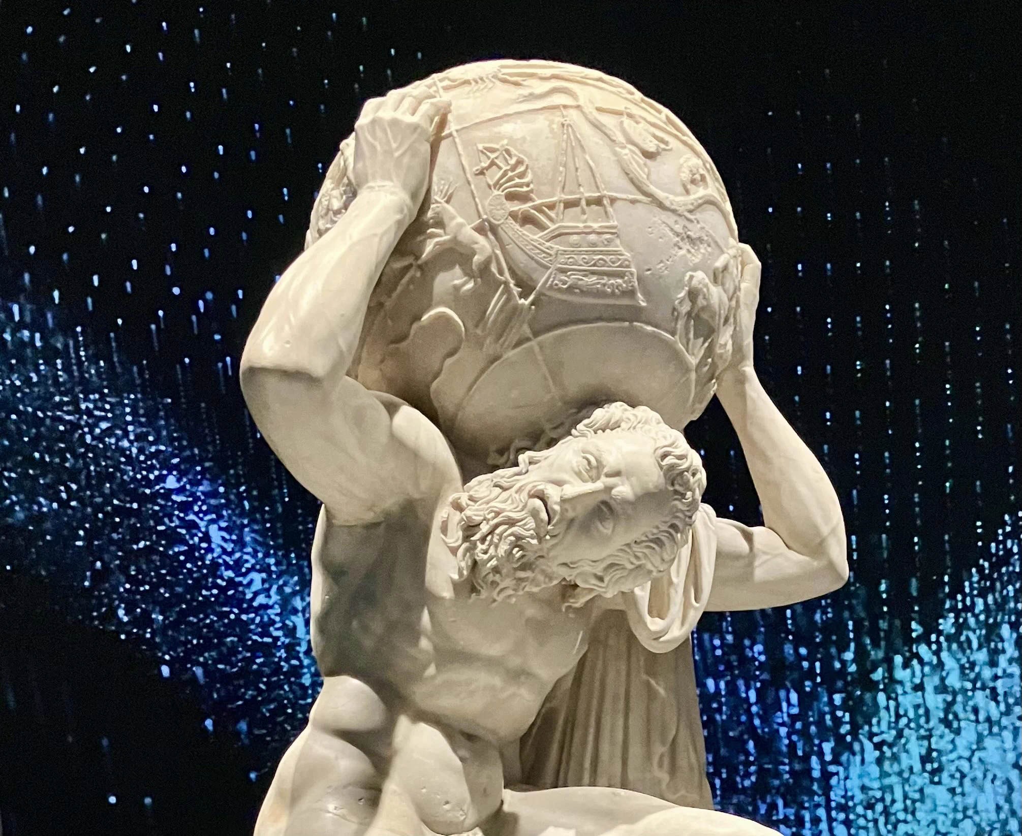 万博イタリア館の至宝限定「正義の旗」スカーフと「ファルネーゼのアトラス」ファイル 美術展ナビ on X: 