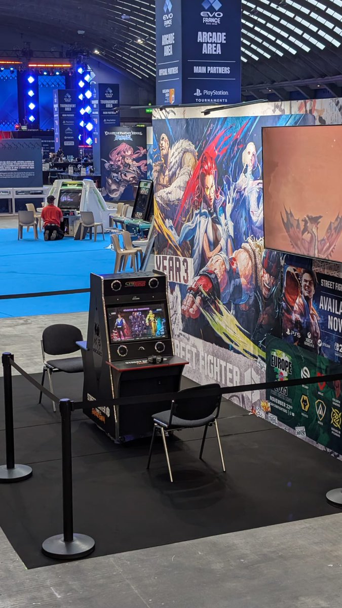 Notre sublime SAJA Versus est également présente a <a href="/Evo_France/">Evo France</a> sur le stand de <a href="/capcom_france/">Capcom France</a> 🤩