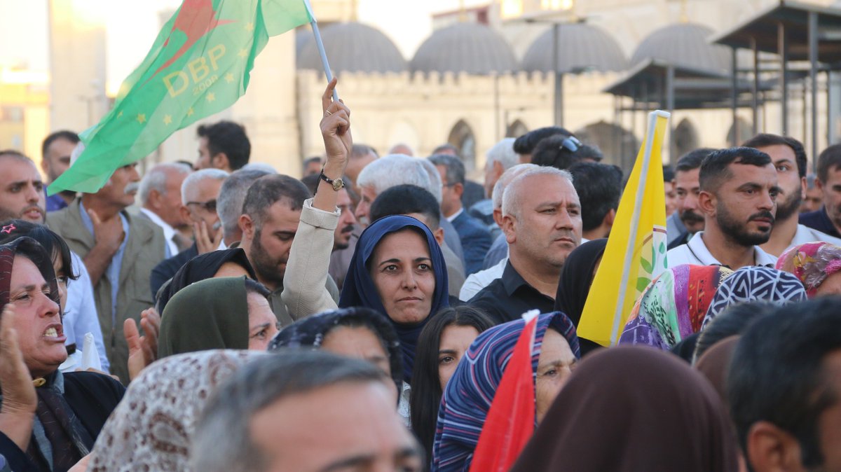 9 Ekim komplosuna karşı, Sayın Abdullah Öcalan’a özgürlük talebiyle Urfa’da basın açıklaması ve protesto eylemi gerçekleştirdik.

 DEM Parti ve DBP il-ilçe örgütleri olarak katılım sağladık. Komploya karşı direnişimizi, özgürlük ve barış talebimizi bir kez daha Urfa sokaklarında
