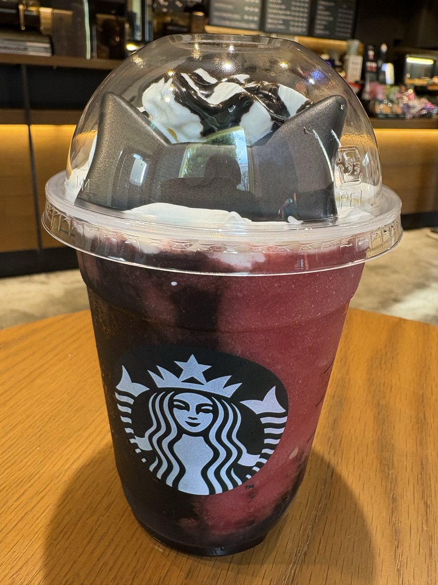 Mayunukoking's tweet photo. スタバのハロウィンフラッペチーノがかわいかったので、帰りにスタバ寄って飲んできました🐈‍⬛✨️
スタバの猫タンブラーとかアイテム可愛くて悩んでいる(   ᷄ᾥ ᷅ ) https://t.co/KjfvGgLEgb