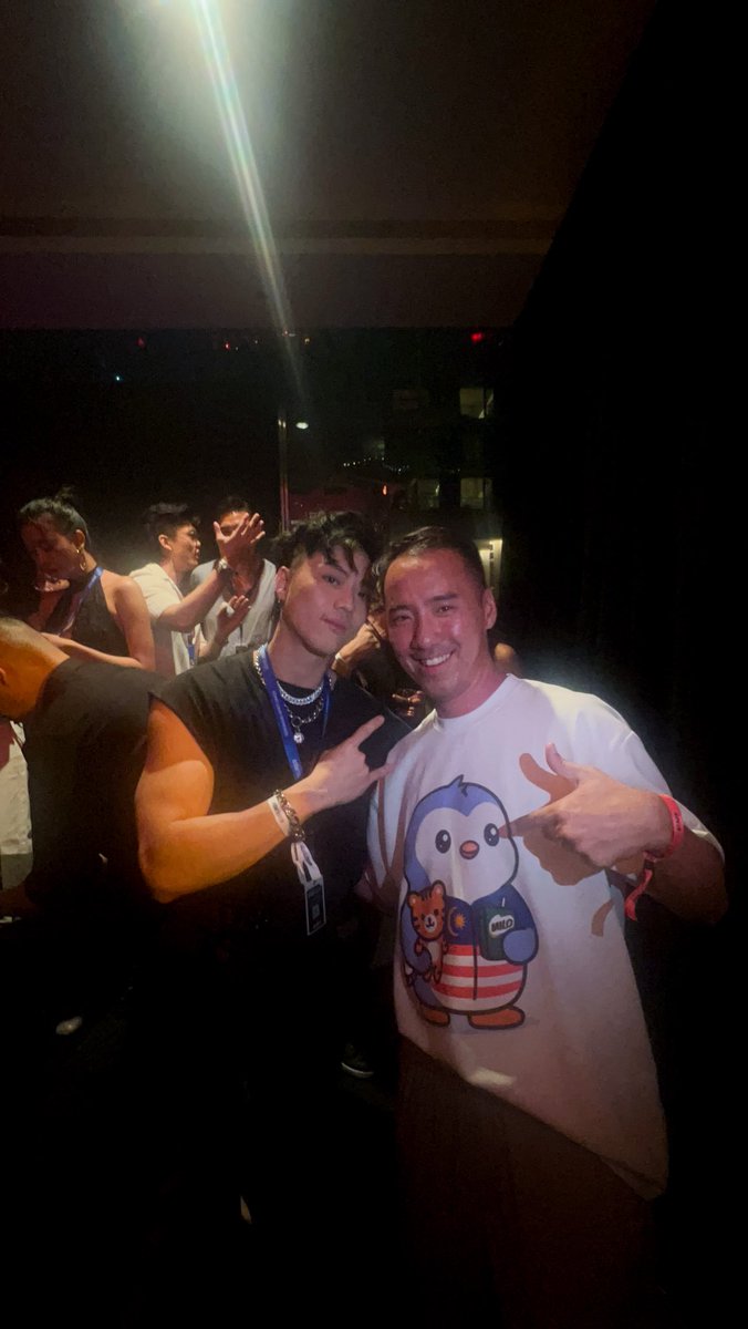 justthur_'s tweet image. The secret to networking power? Bring this lil dude along 😎
Small in size, massive in aura this blue pengu got more charisma than half the room