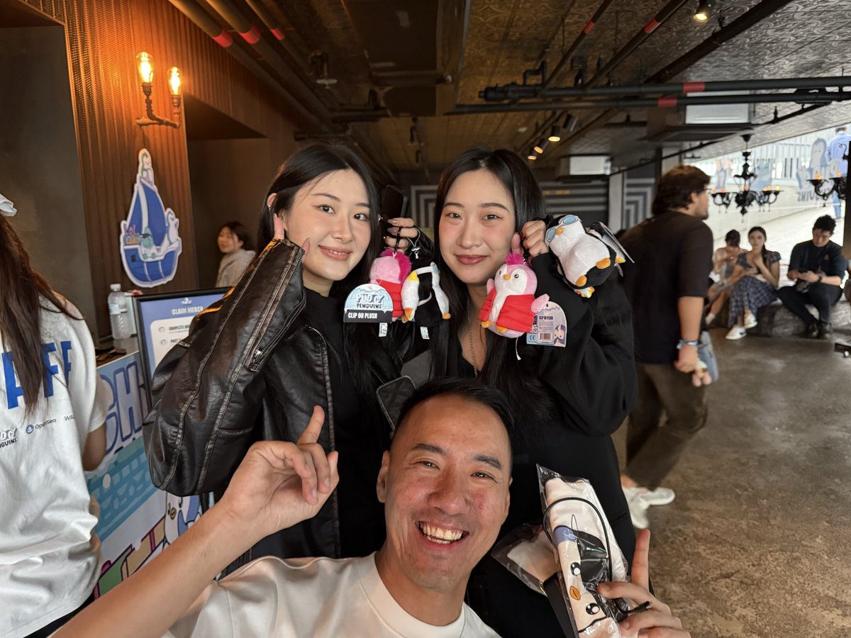justthur_'s tweet image. The secret to networking power? Bring this lil dude along 😎
Small in size, massive in aura this blue pengu got more charisma than half the room