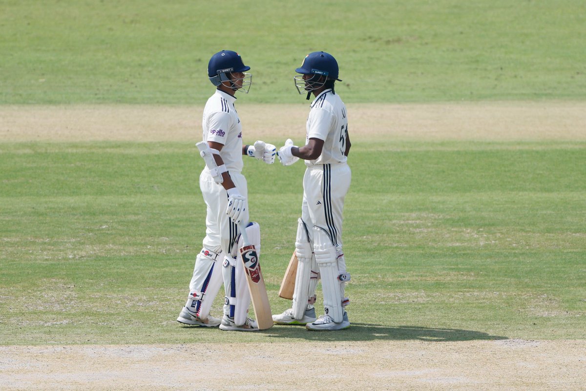 BCCI's tweet image. Yashasvi Jaiswal 🤝 Sai Sudharsan 

The duo brings up a stroke-filled 1⃣0⃣0⃣-run partnership 👌

Updates ▶ bit.ly/INDvWI-2ndTEST…

#TeamIndia | #INDvWI | @IDFCFIRSTBank | @ybj_19