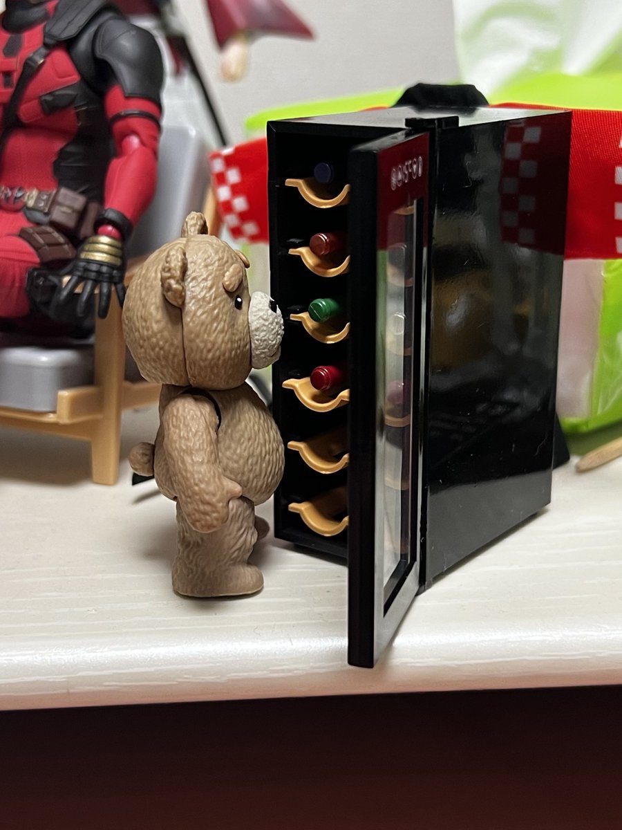 kisaragifig's tweet photo. ワインセラーとテッド https://t.co/qLCQYasHOh