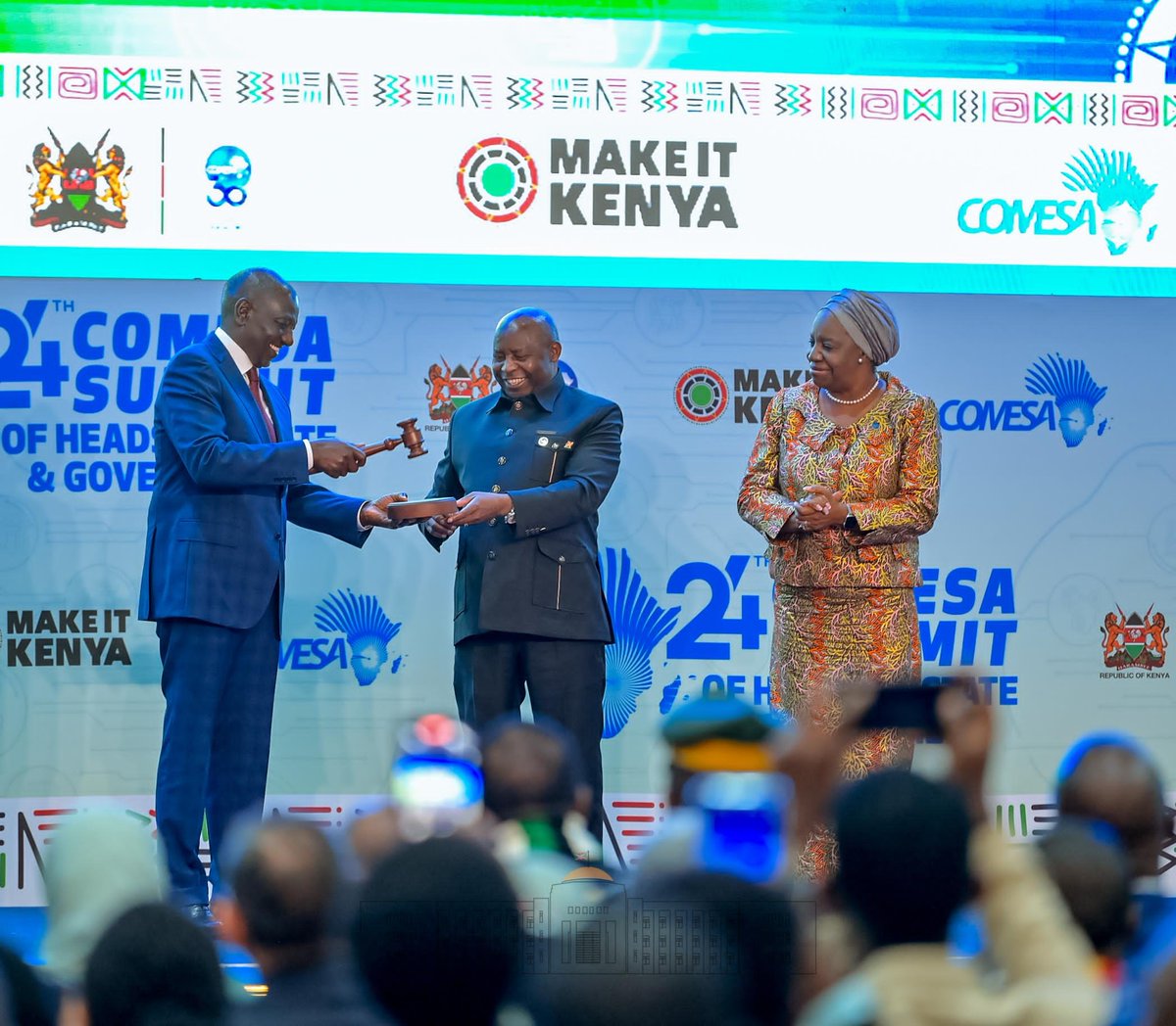 KwaNtare's tweet image. Umwaka urangiye Nyenicubahiro @GeneralNeva arongoye #COMESA Ukaba waranzwe n&apos;iterambere. Abakuru b&apos;ibihugu n&apos;amareta mu nama ya 24 i #Nairobi barakeje Umukuru w’Igihugu c&apos;Uburundi ku bwira n&apos;ishaka vyamuranze, yaciye ashikiriza ubwo burongozi mugenzi we wa #Kenya @WilliamsRuto