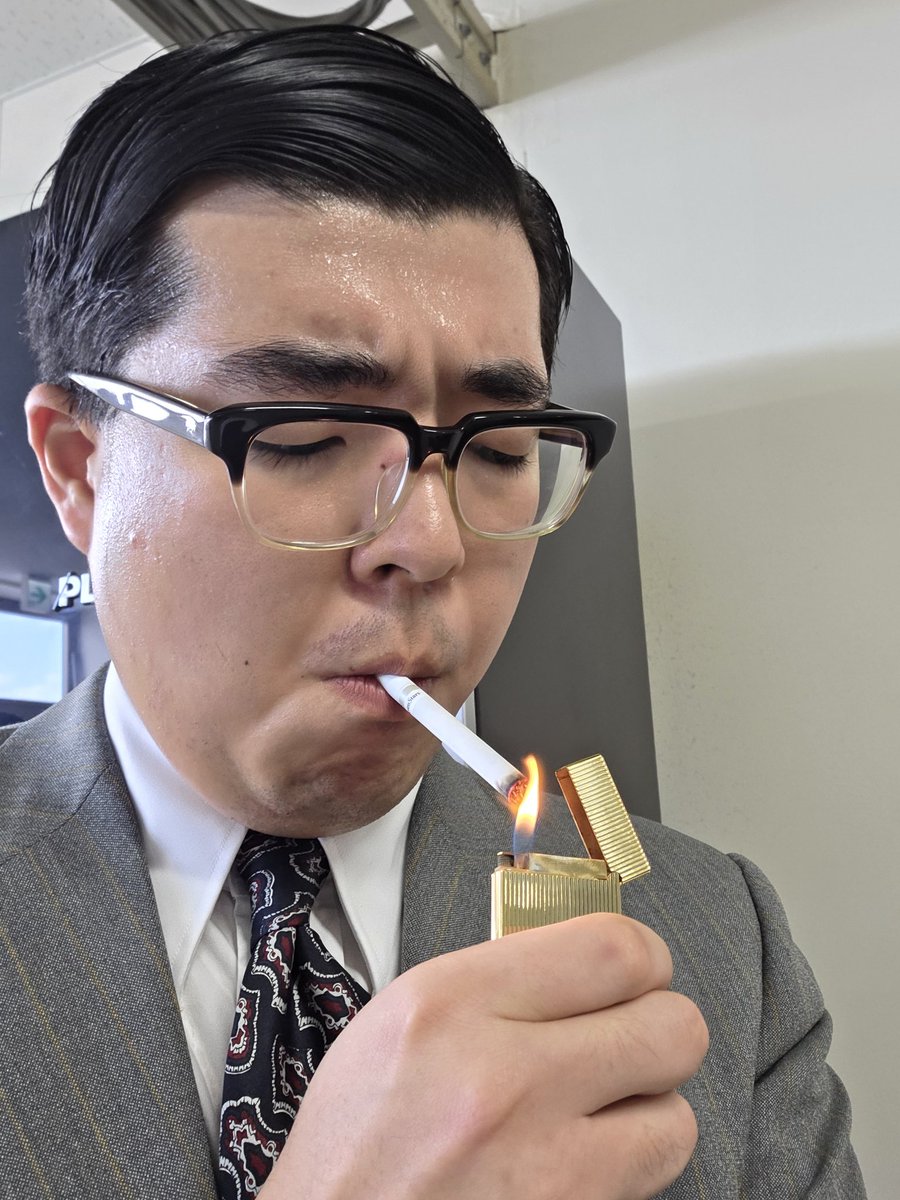Teppou_Katuide's tweet photo. 1970年万博から2025年万博へタイムスリップした男。
会場内にタバコの販売が無く
1970年万博で買った万博記念煙草を泣く泣く吸う。
※会場ゲート指定喫煙所にて撮影※ https://t.co/C5YuwSnv57